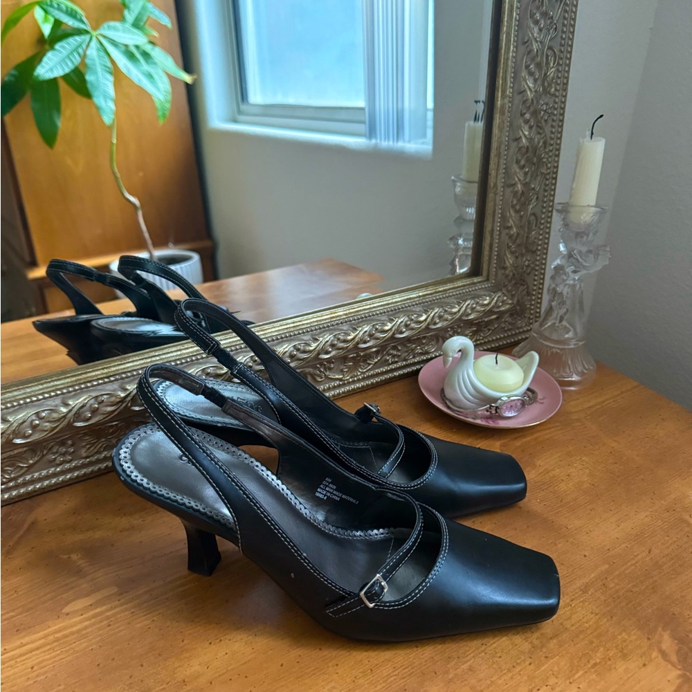 ✨sold ✨Buckle strap kitten heels